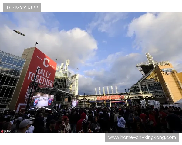 利雅得胜利大巴抵达香港 球迷热情聚集酒店外等候 利雅得胜利大巴抵达香港 球迷热情聚集酒店外等候