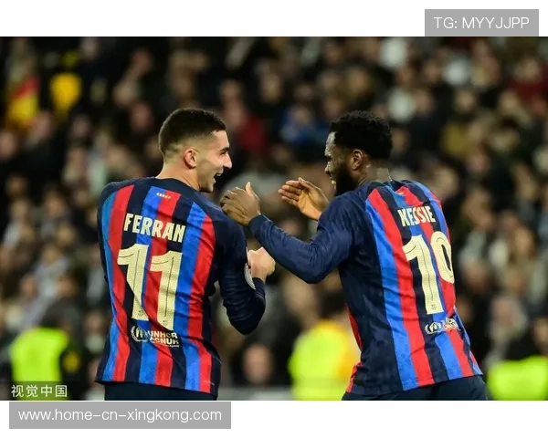 皇马持续发动前场围攻,维尼修斯倒地扫射偏出 皇马持续发动前场围攻,维尼修斯倒地扫射偏出