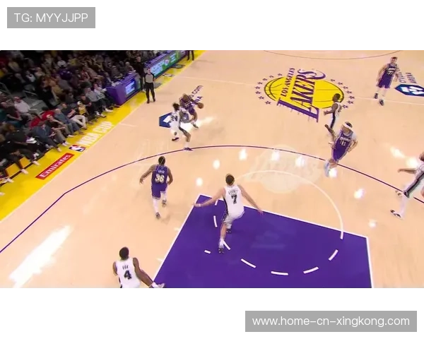 詹姆斯高速推进强势拉扯,洛杉矶末节昂首反扑