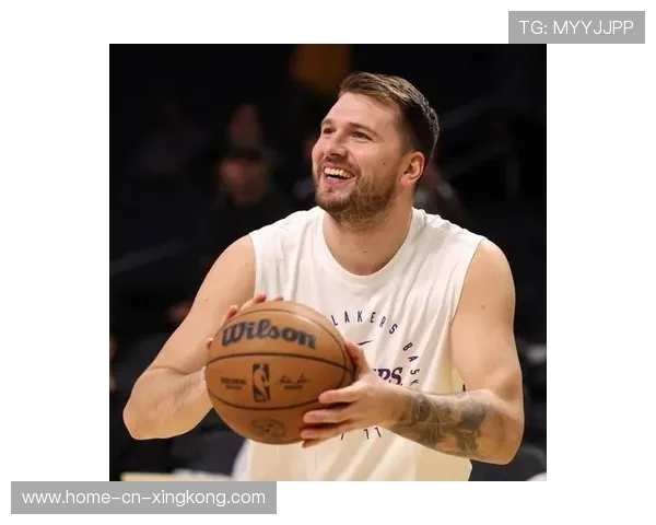 东契奇外线命中难度极高三分,独行侠看台震动 东契奇外线命中难度极高三分,独行侠看台震动