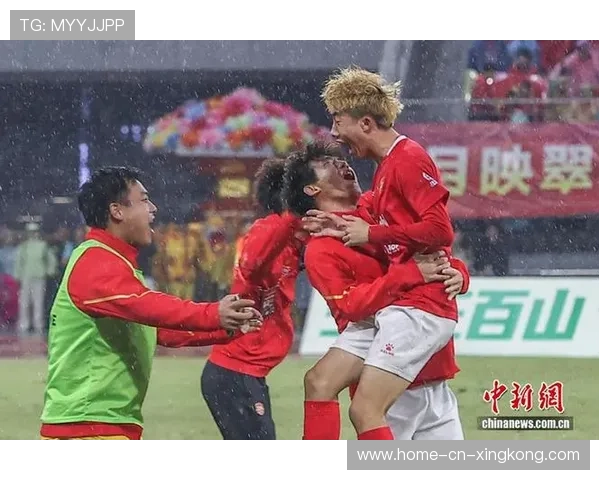 四万多人现场见证赣州队获得2025年“赣超”冠军 四万多人现场见证赣州队获得2025年“赣超”冠军